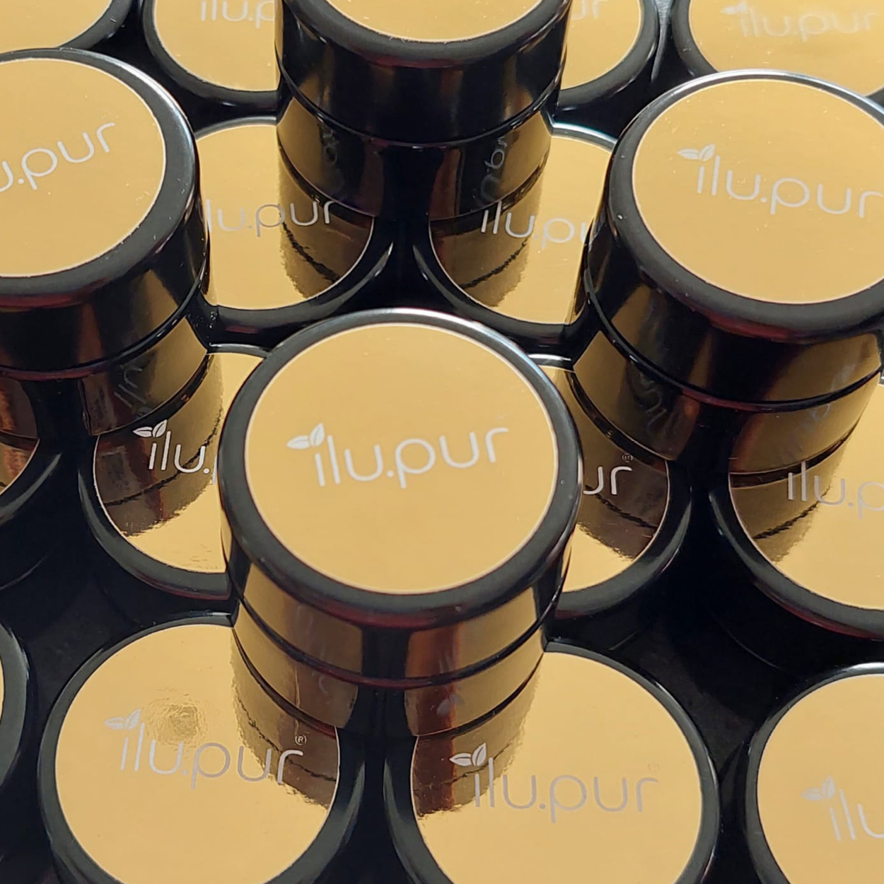 Viele ilu.pur Mineral-Make-up-Dosen mit goldenen Deckeln