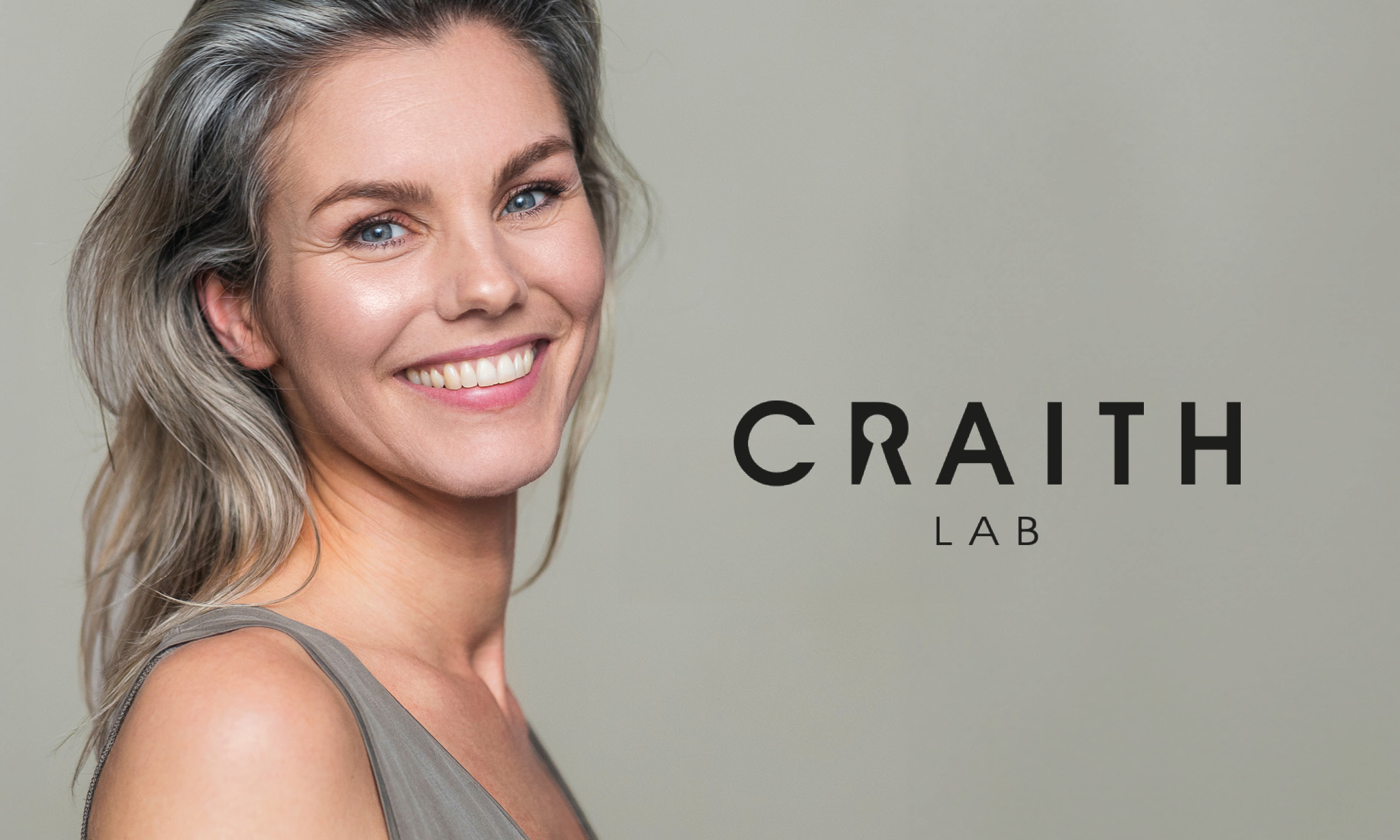 Lächelnde Frau mit grauen, langen Haaren und Craith Lab Logo