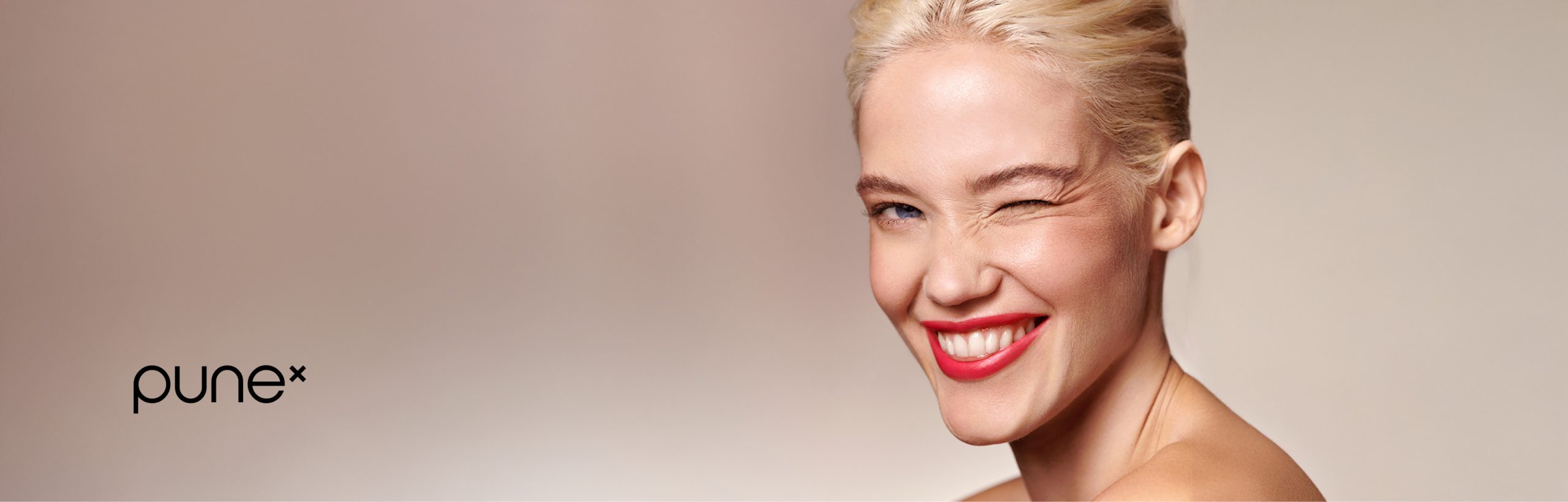 Blonde Frau mit rotem Lippenstift zwinkert, daneben das pune Logo