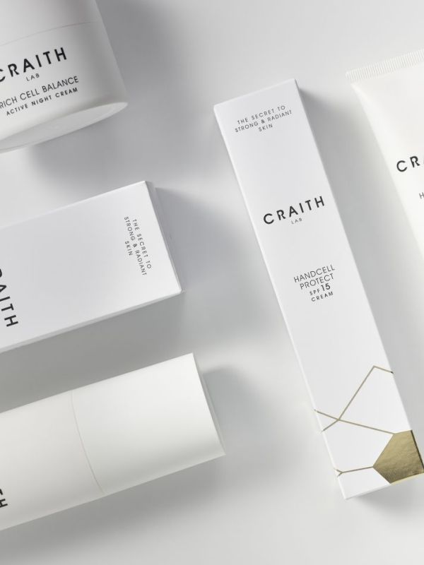 Craith Lab Pflegeprodukte in weißen Tuben, Tiegeln und Verpackungen